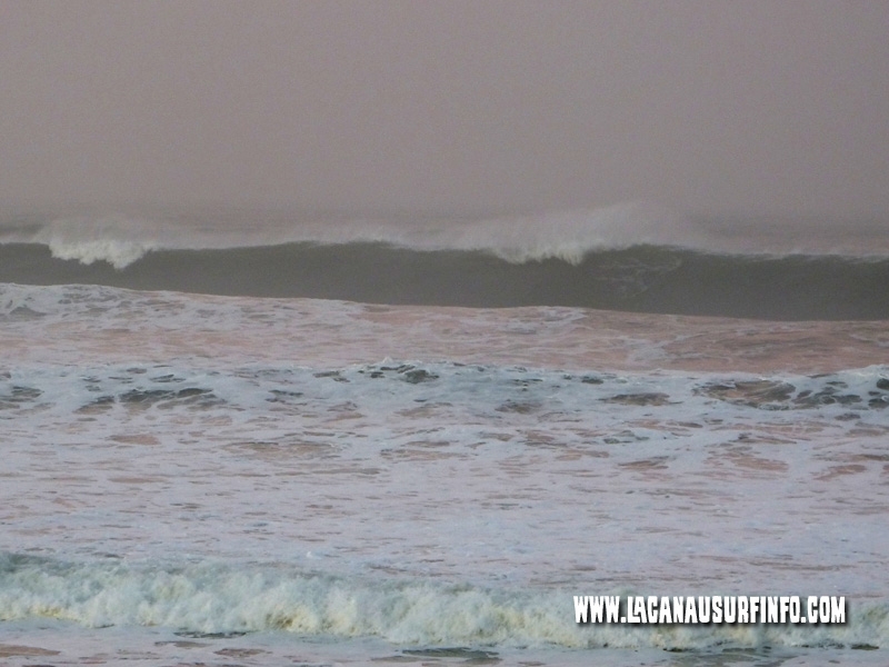 Grosses vagues de 7m-8m à Lacanau Océan