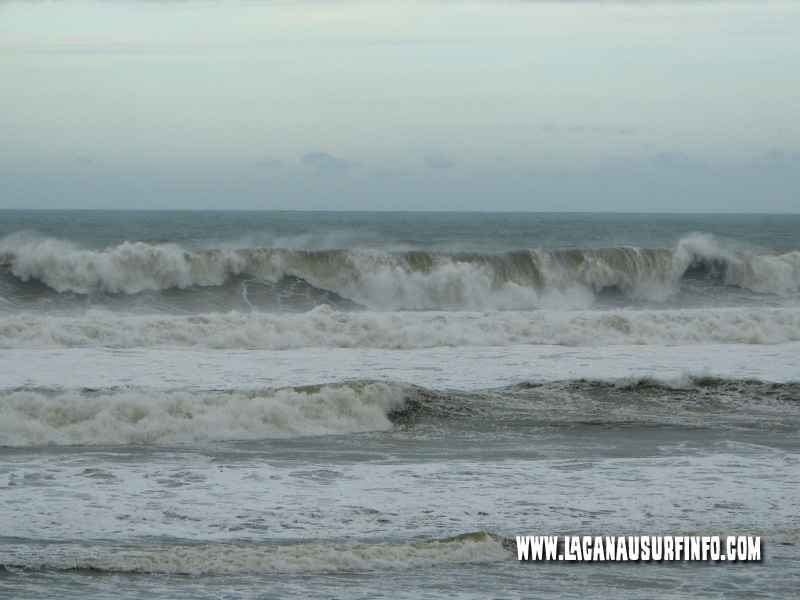 Grosses vagues de 7m-8m à Lacanau Océan